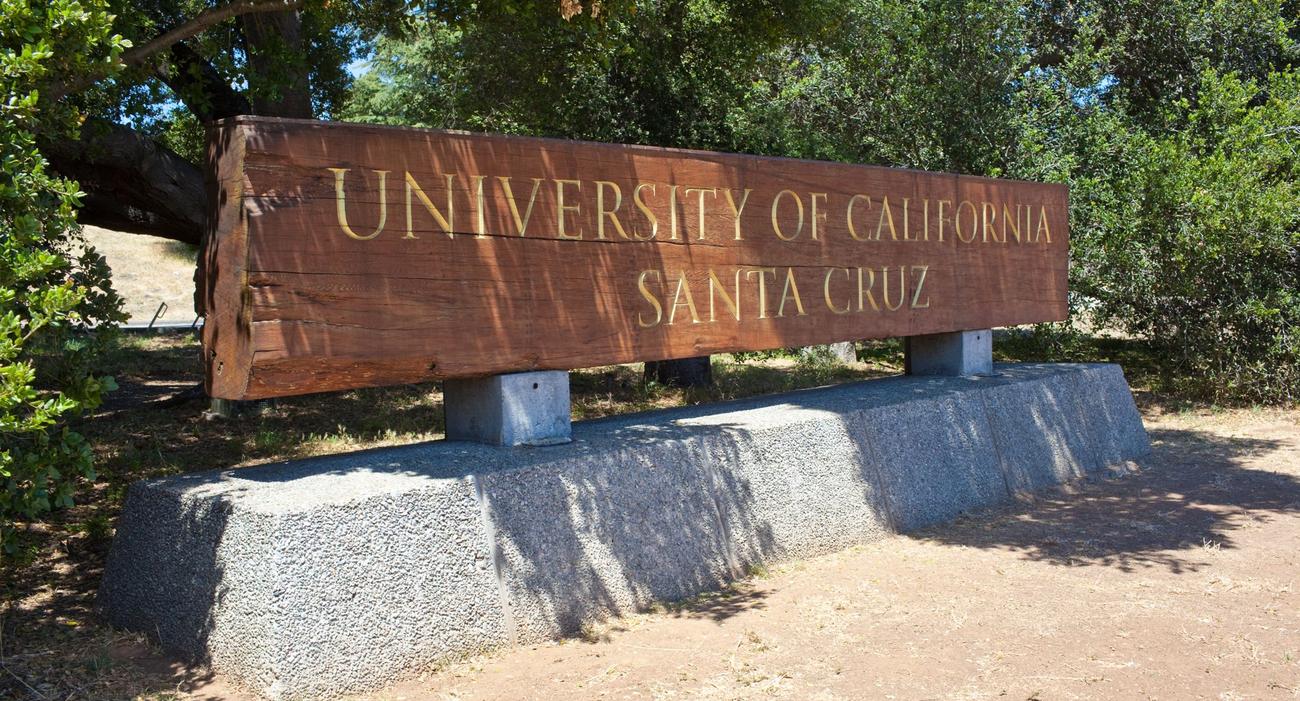 Panneau d’entrée de l’université de Santa Cruz, en Californie.