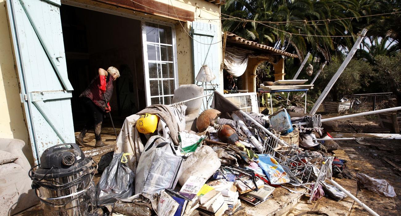 En octobre 2015, une habitante nettoie sa maison dévastée par les inondations.