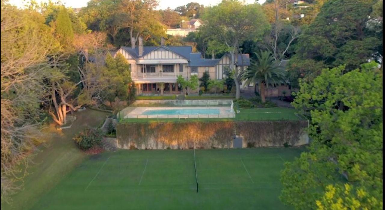 Vue sur la villa, la piscine et son court de tennis (capture d’écran d’une vidéo fournie par Christies’s International Real Estate)