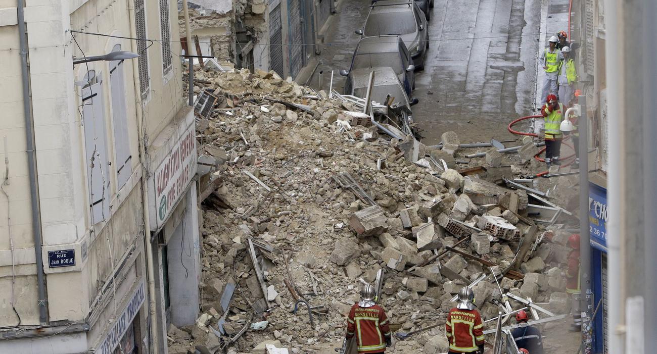 Les secours recherchent toujours d’éventuelles victimes après l’effondrement de deux immeubles d’habitation à Marseille.