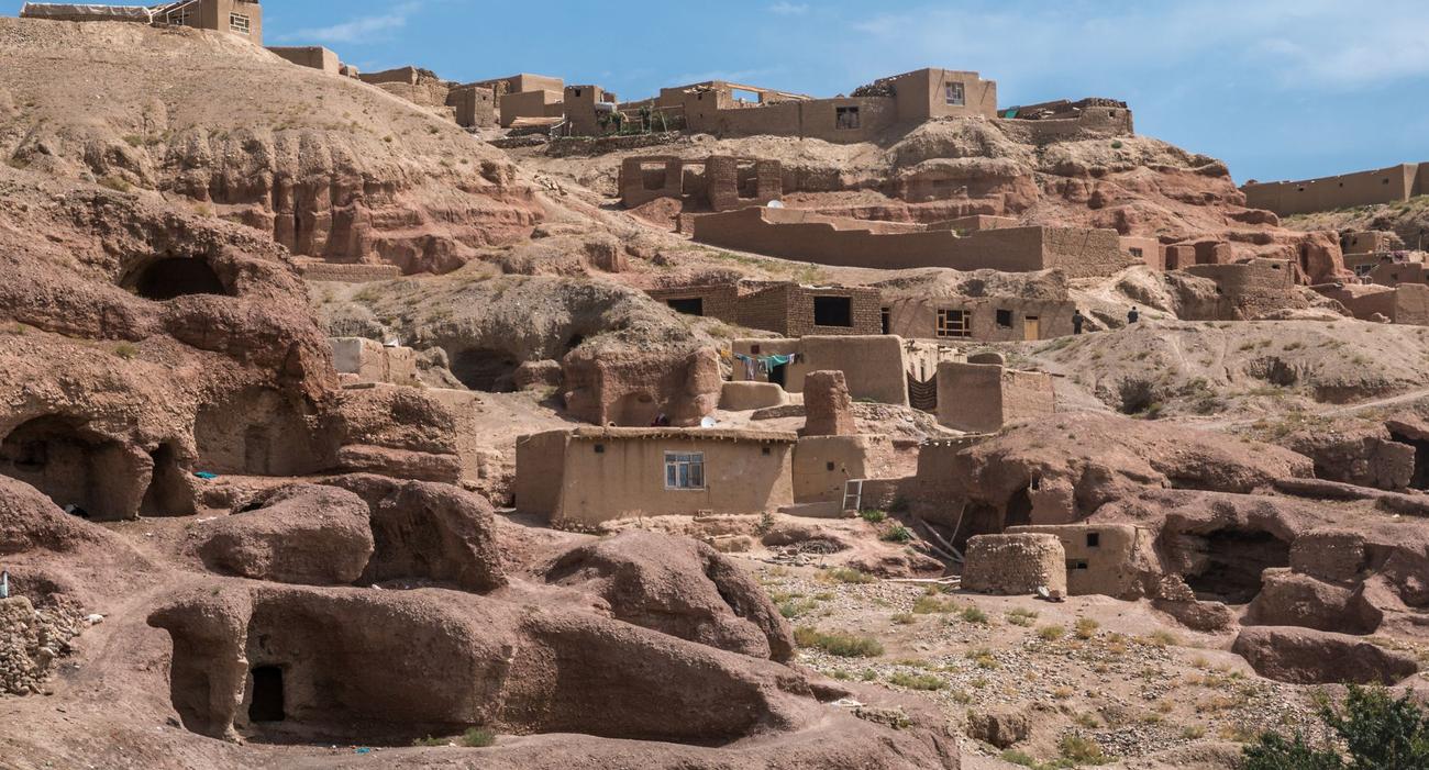 Habitations troglodytiques de la région de Bamiyan, en Afghanistan.