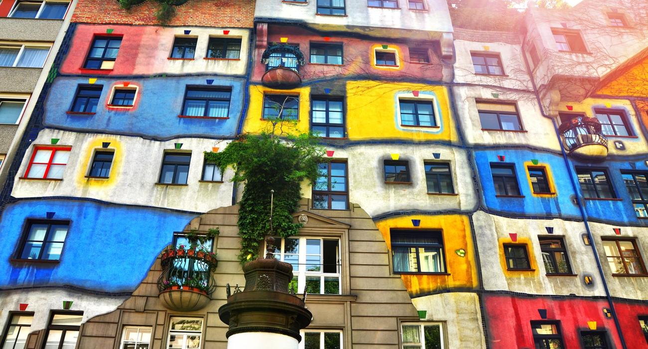 Connu sous le nom de Hundertwasser Haus ou Öko Haus, cet ensemble à l’architecture audacieuse date des années 1980 et accueille 50 logements sociaux.
