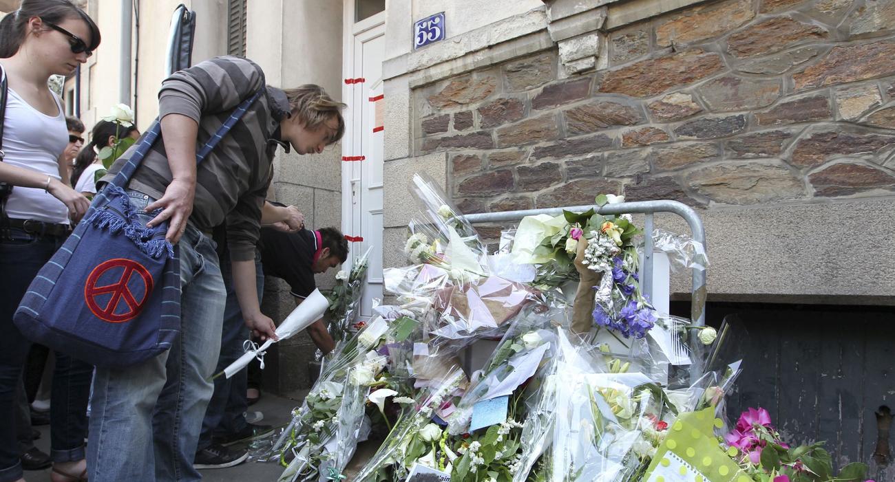 Le 26 avril 2011, au terme d’une marche silencieuse, la population dépose des fleurs devant le 55 bd Schumann à Nantes.