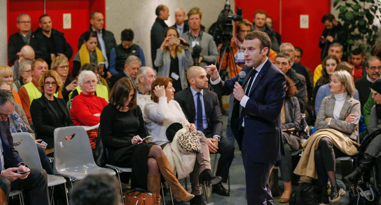 Emmanuel Macron lors d’un débat à Bourg-de-Péage, près de Valence