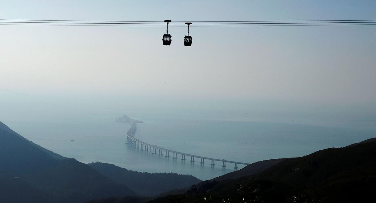 Le projet ce ferait en bordure de l’île de Lantau (notre photo) qui accueille déjà le plus long pont maritime du monde, qui relie Hong Kong, Macao et la Chine continentale.