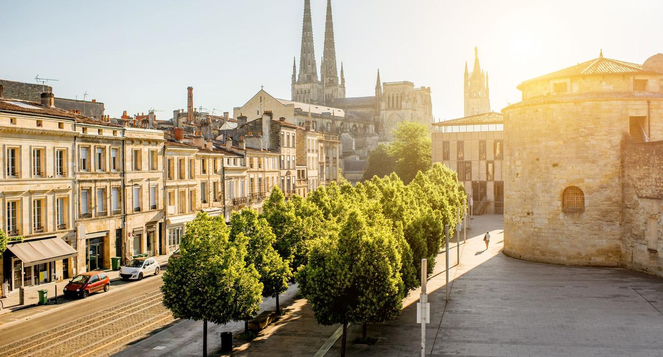 Image d’illustration de Bordeaux le matin avec la cathédrale Saint-Pierre en arrière-plan.