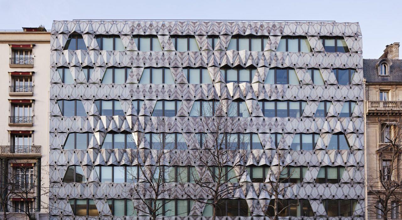 La façade de l’immeuble Origami, réalisé par l’architecte Manuelle Gautrand, sur l’avenue de Friedland, à Paris.