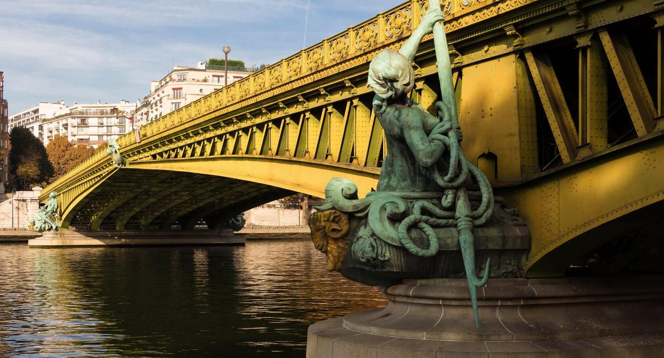 «Sous le pont Mirabeau coule la Seine / Et nos amours. Faut-il qu’il m’en souvienne. La joie venait toujours après la peine». Ces quelques vers du poète Guillaume Apollinaire ont accru la célébrité du Pont Mirabeau à Paris.