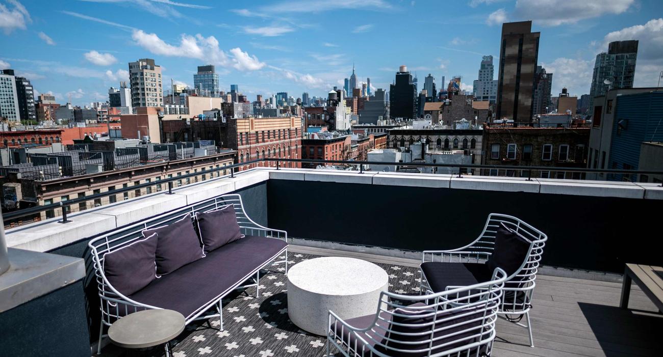Le toit-terrasse d’un immeuble du quartier branché du Lower East Side à New York