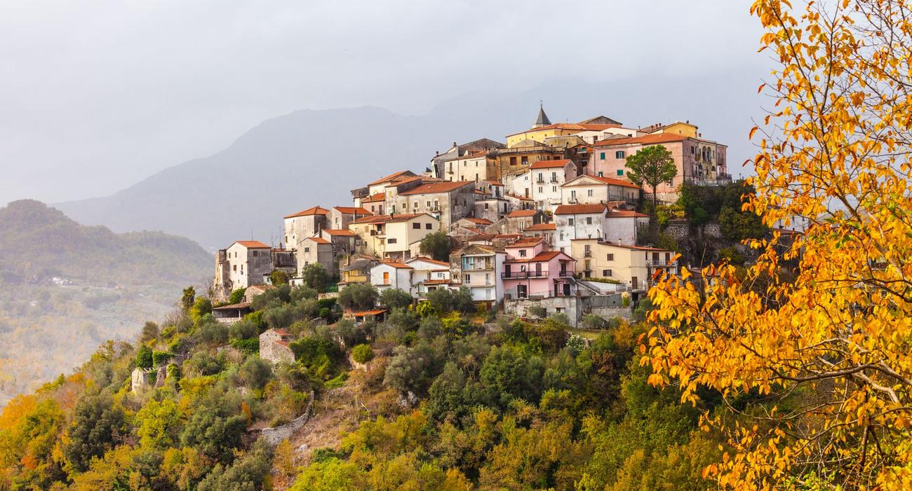 Vue du village pittoresque de Colli al Volturno.
