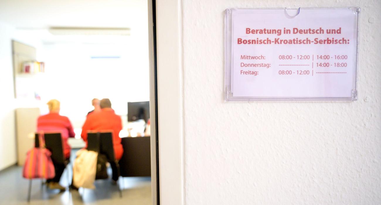 Des salariées bosniaque et serbe échangent avec une consultante sur la baisse de leurs aides au logement