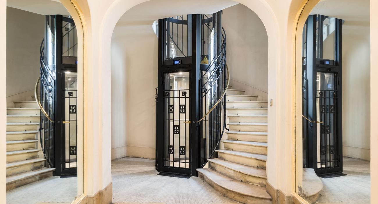 Un ascenseur installé dans un immeuble Art Déco du 16e arrondissement de Paris.