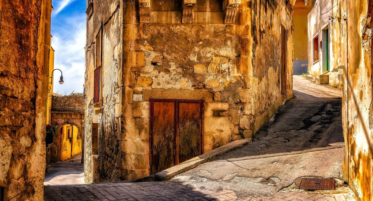 Une ruelle dans un village en Sicile (image d’illustration).