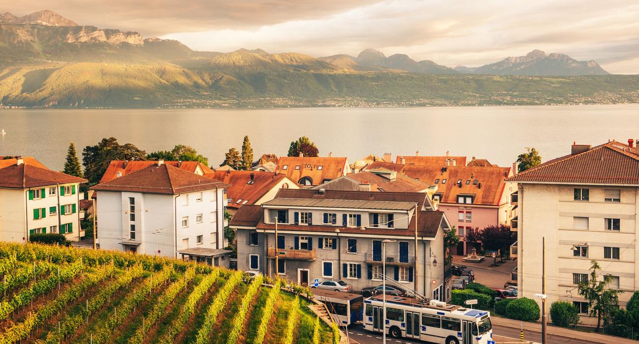 Vue générale d’une commune de la région de Lausanne, entre lac et montagnes.