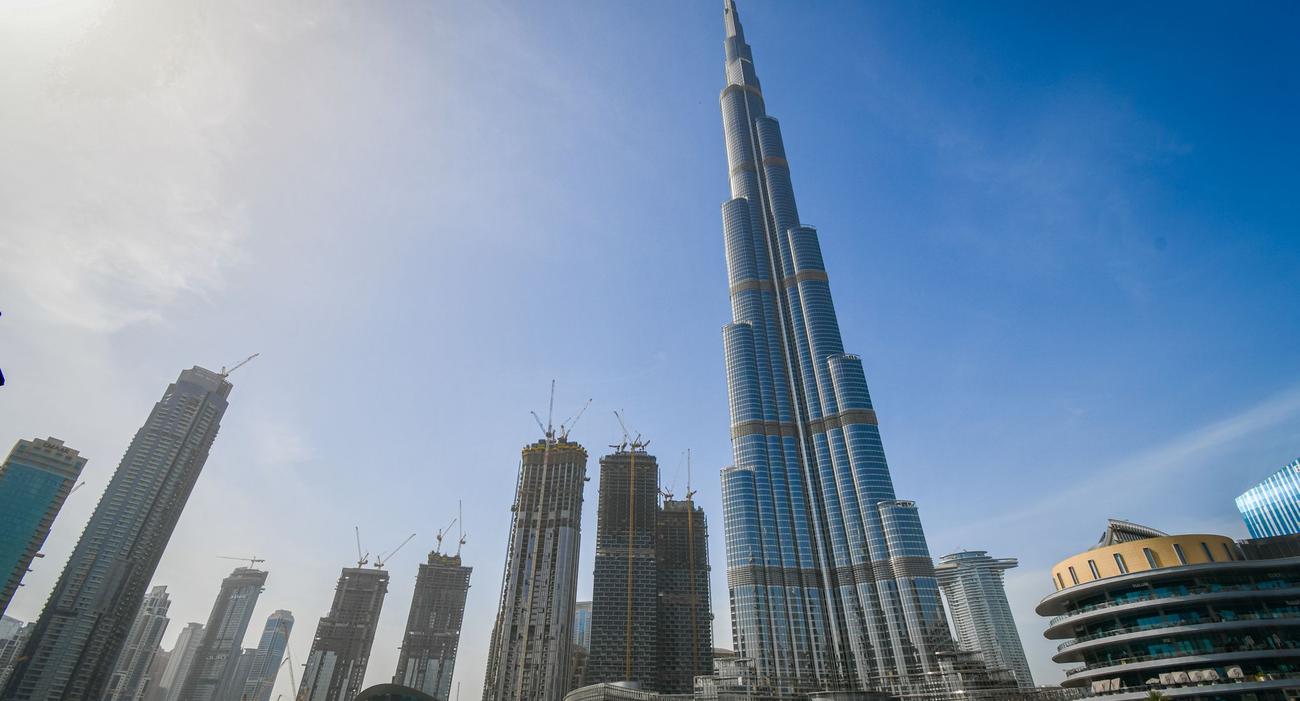 En haut de Burj Khalifa, la plus haute tour du monde, le temps doit donc s’écouler encore plus vite qu’en haut de la tour radio de Tokyo ou a été menée l’expérience.