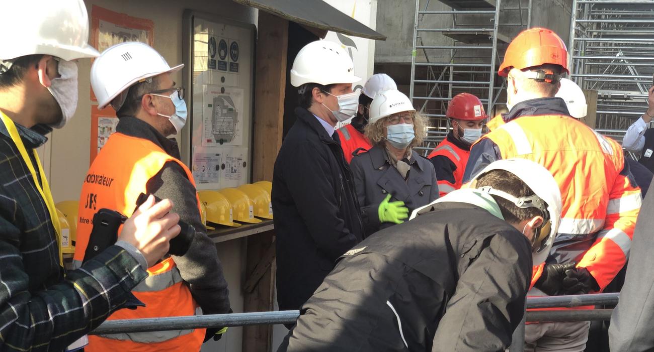 Julien Denormandie, ministre chargé du logement, et Muriel Pénicaud, ministre du Travail (au centre) visitent un chantier en Seine-et-Marne.