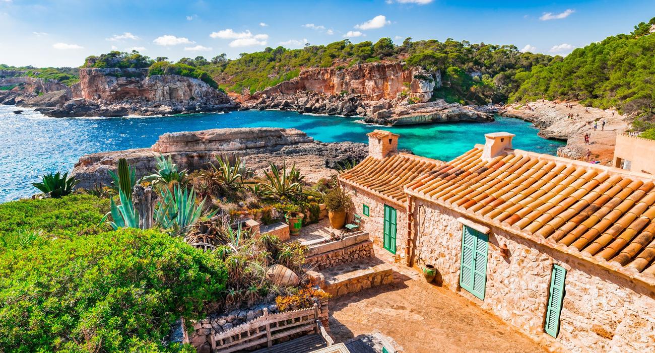 Vue sur la côte depuis l’île de Majorque et la plage Cala S Almunia.