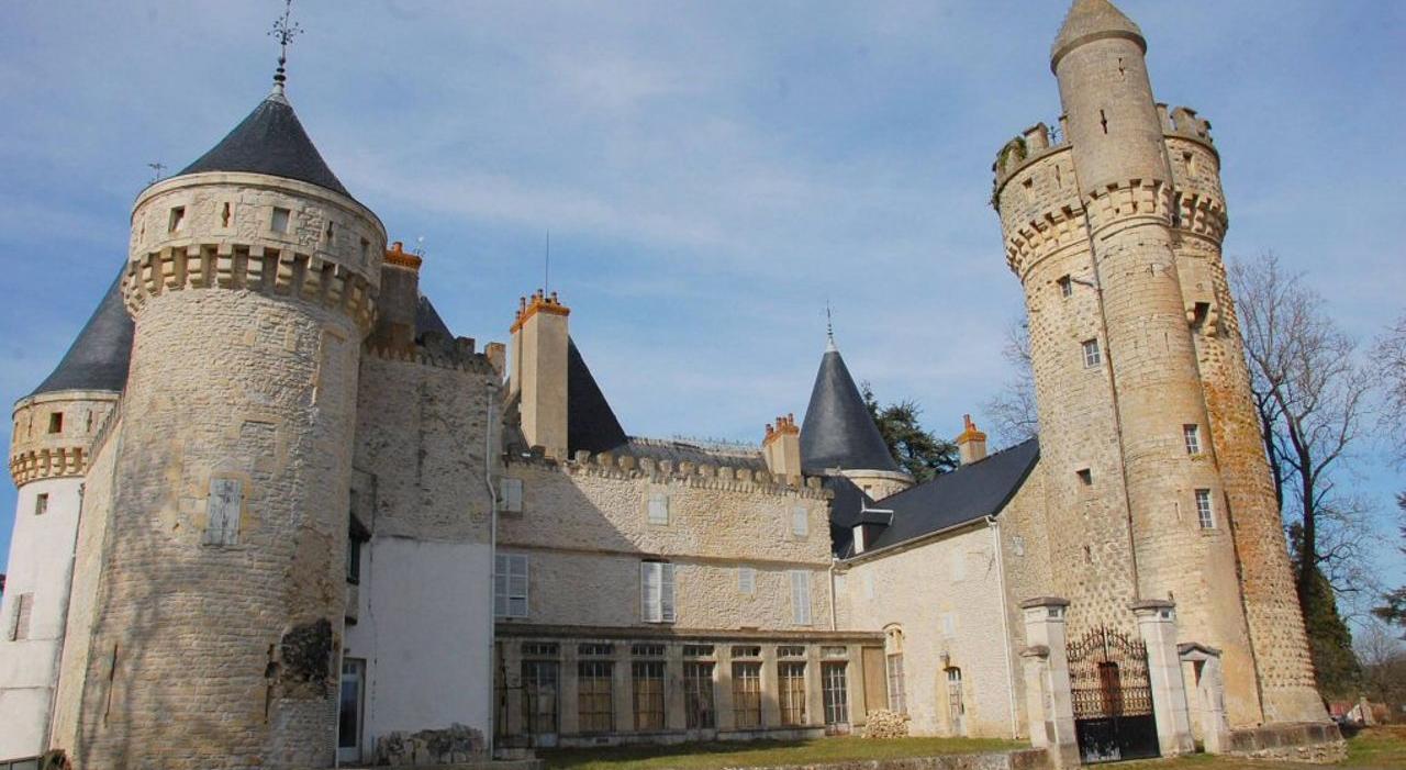 Vue du château médiéval de Grossouvre.
