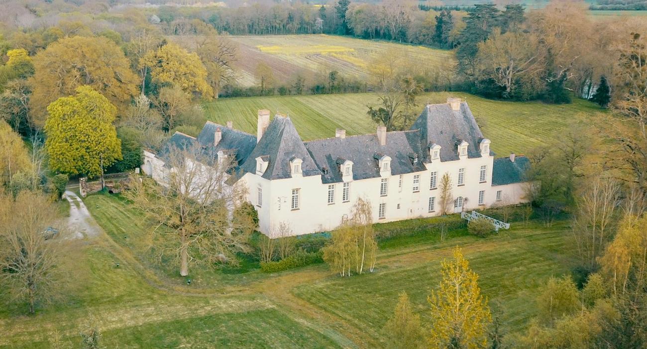 Situé près de Rennes, ce château du 17e siècle a été entièrement rénové pour notamment accueillir une entreprise et ses salariés.