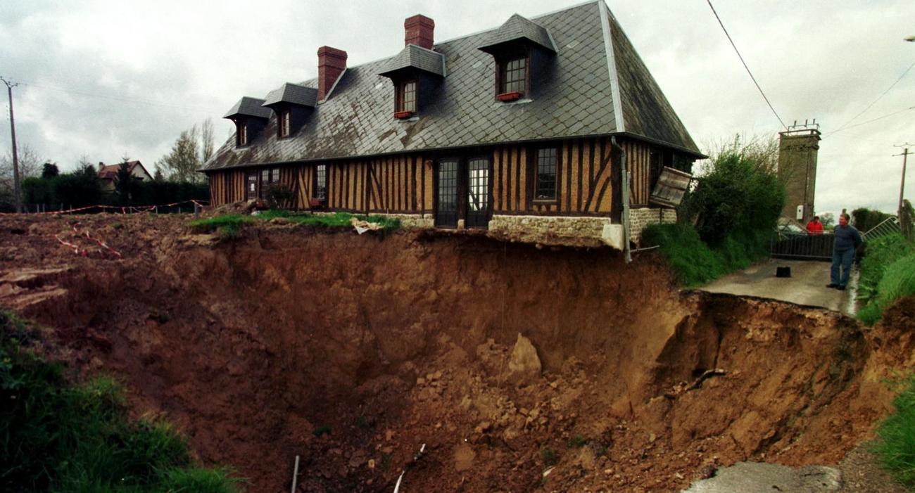 Photo d’archives de 2001 à Neuville-sur-Authou où une marnière s’était effondrée.