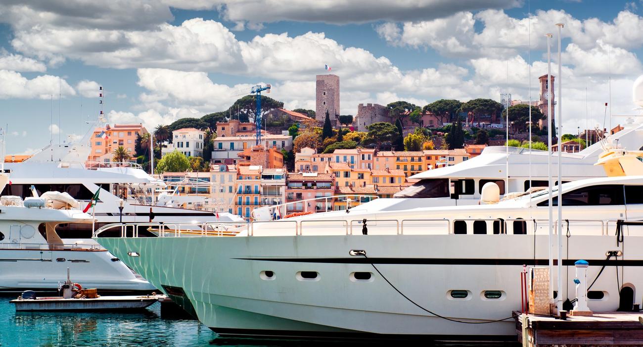 Le vieux port de Cannes avec vue sur le Suquet, l’endroit où est censé se trouver le yacht de la squatteuse.