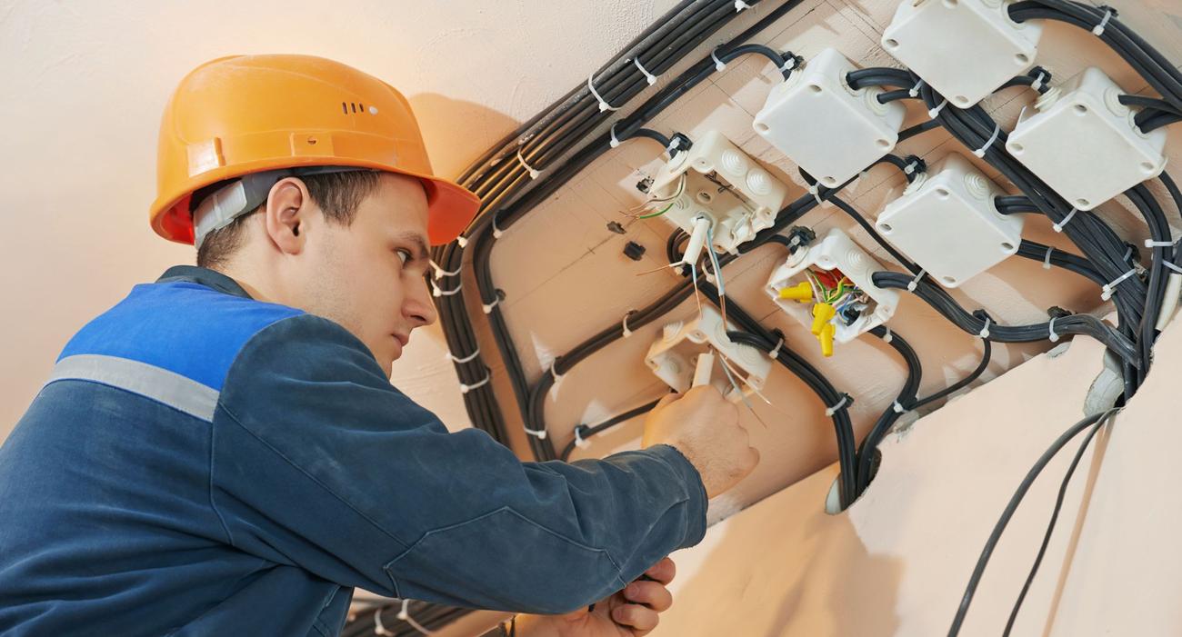 La remise aux normes ou la réparation des réseaux électrique est à la charge du propriétaire.