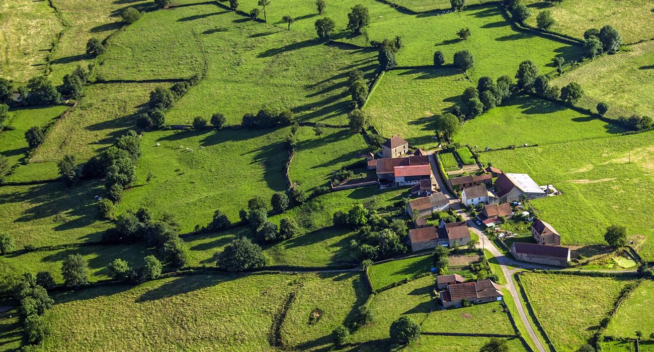 Vue aérienne d’un village en Bourgogne.