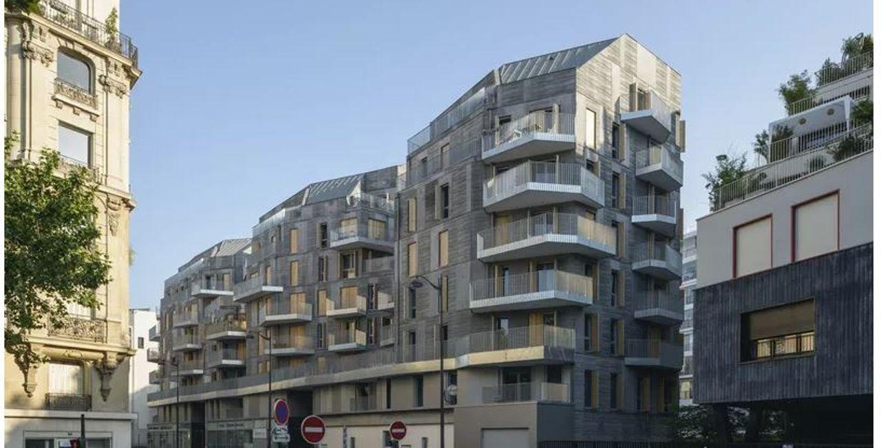 Un nouvel immeuble HLM face à un bâtiment haussmannien, à deux pas de la gare de Pont Cardinet (17e)