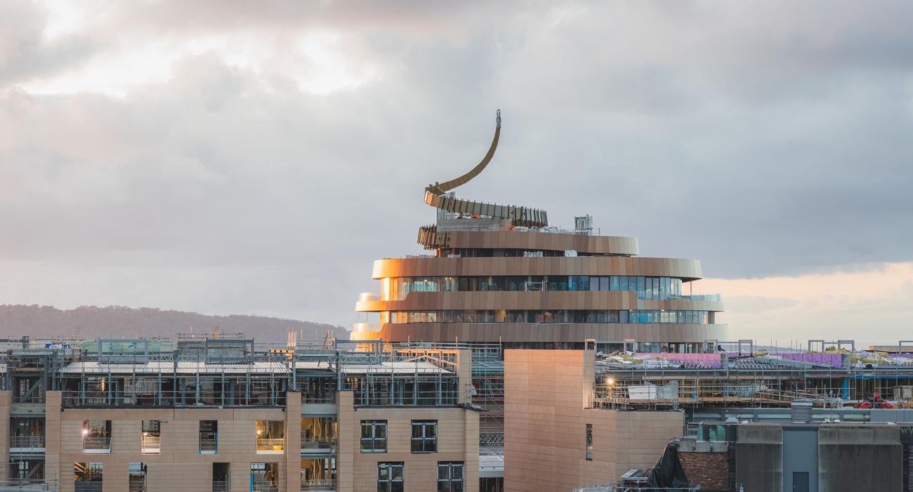 Une silhouette de bâtiment qui fait mauvais genre sur la jolie ligne d’horizon d’Edimbourg.