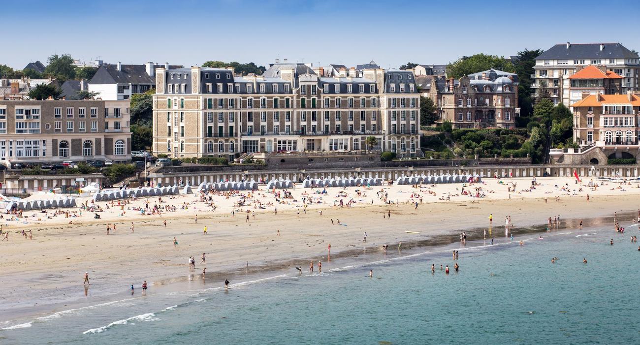La plage de Dinard qui est une des villes bretonnes où les prix de l’immobilier sont les plus chers