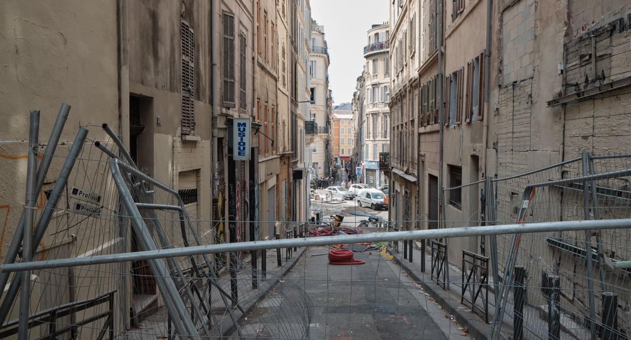 Des immeubles évacués rue d’Aubagne à Marseille après l’effondrement d’autres bâtiments.