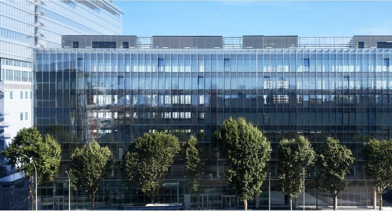 Voilà l’immeuble - la barre Thémis, située porte de Clichy dans le 17e à Paris - au cœur du conflit au sein du PMU