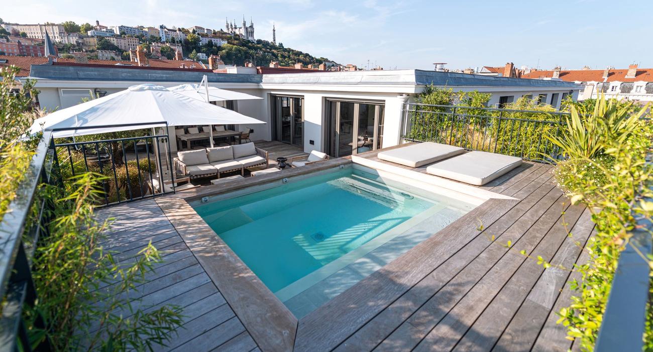 Cette piscine en rooftop de 8 m² avec un fond plat de 1,2 mètre, a remporté le trophée d’or de la catégorie «piscine de moins de 10 m²» décerné par la Fédération des professionnels de la piscine et du spa