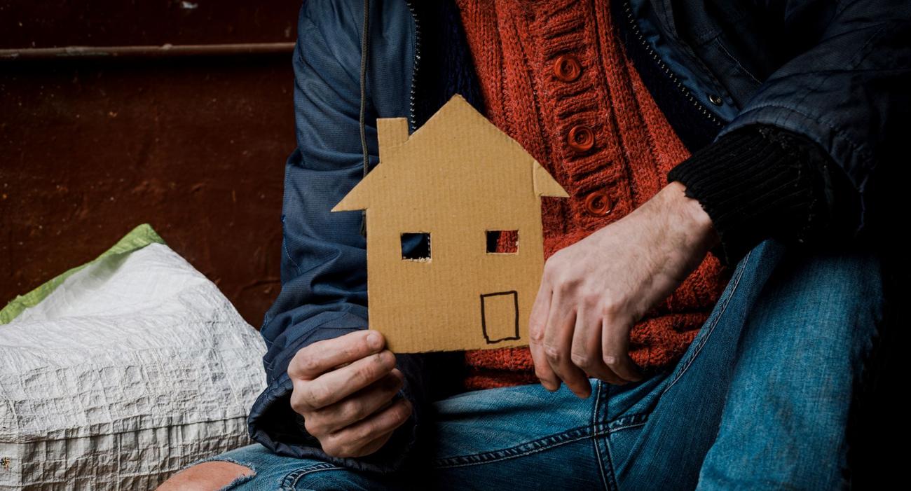 L’Élysée assure qu’il y a eu 40 000 attributions de plus aux ménages sans domicile pendant ce quinquennat.