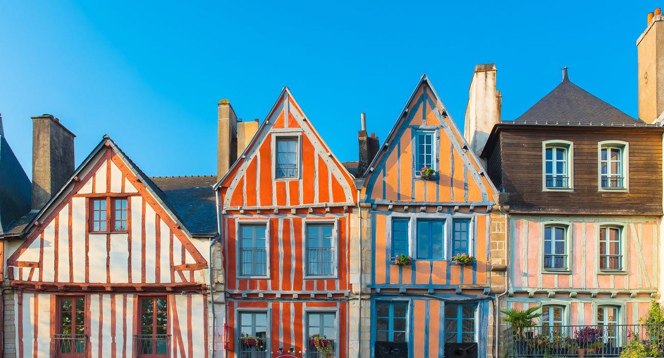 La flambée des prix de l’immobilier n’épargne pas la Bretagne. Vannes a vu ses tarifs progresser de 15% en un an et de 50% en 5 ans. Le prix médian du mètre carré avoisine les 3 825 €.