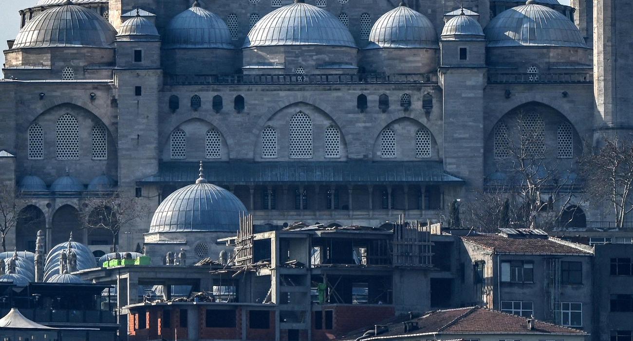 Gros plan sur la nouvelle construction qui s’élève devant la mosquée de Süleymaniye.