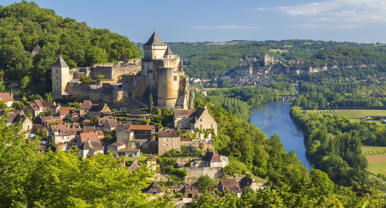 La Dordogne <i>(ici, le château de Castelnaud)</i> est une des destinations privilégiées par les étrangers non-résidents.
