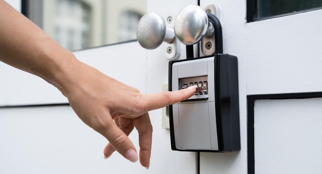 Boîtes pour AirbnB clé réduite d'accéder à porte clefs à l'extérieur  immeuble d'appartements dans la vieille ville d'Édimbourg, Écosse,  Royaume-Uni Photo Stock - Alamy