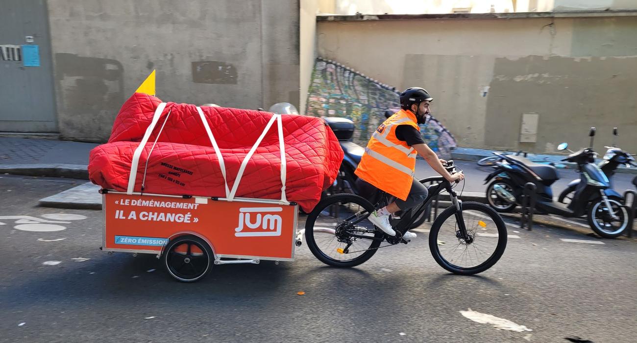 Massoud Ayati, cofondateur de la société Des Bras en plus, joue les déménageurs pour présenter le nouveau service utilisant des vélos-remorques.