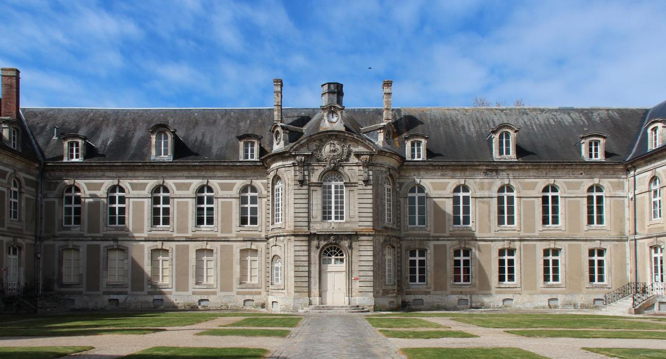 L’ancien Hôtel-Dieu, fondé au XIe siècle par Saint-Yves, l’évêque de Chartres, a servi d’hôpital jusqu’en 1976.