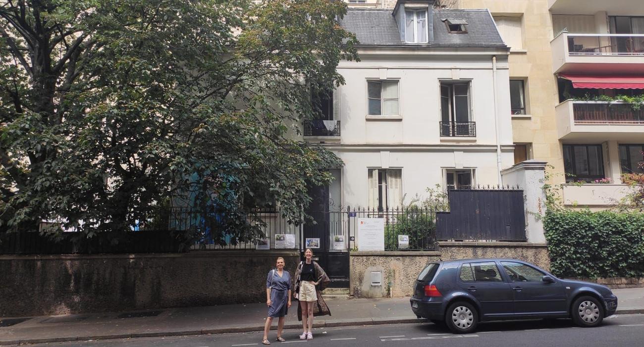 Deux artistes ukrainiennes devant la maison de la rue Alfred Bruneau (16e à Paris).