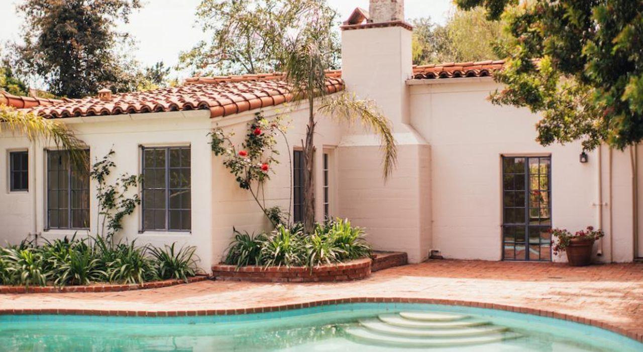 Après son divorce, Marilyn Monroe achète une maison de style méditerranéen dans le quartier Brentwood de Los Angeles.