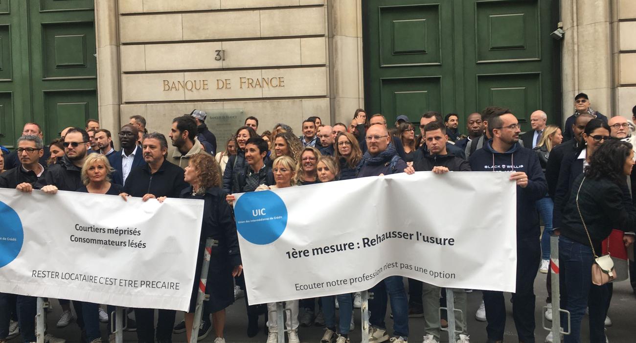 Les courtiers ont manifesté le 20 septembre devant le siège de la Banque de France.