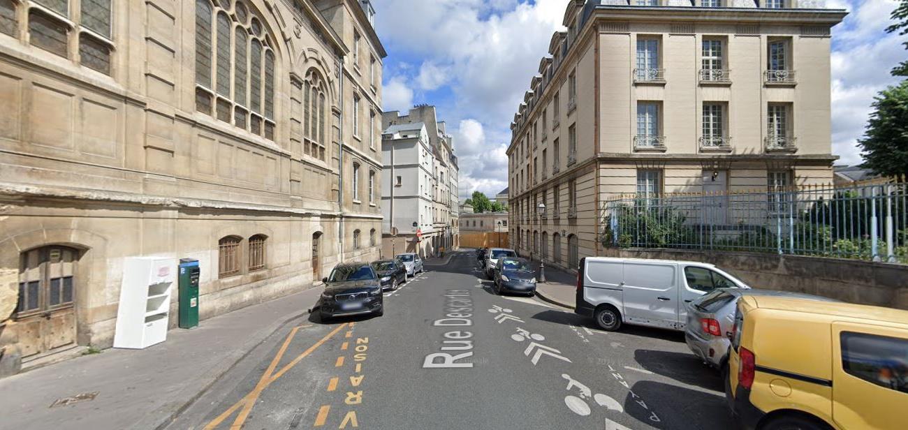 Le duplex situé dans la rue Descartes (Paris 5e), est équipé d’un grand salon, d’une cuisine, de 4 chambres, d’un escalier intérieur et d’une terrasse.