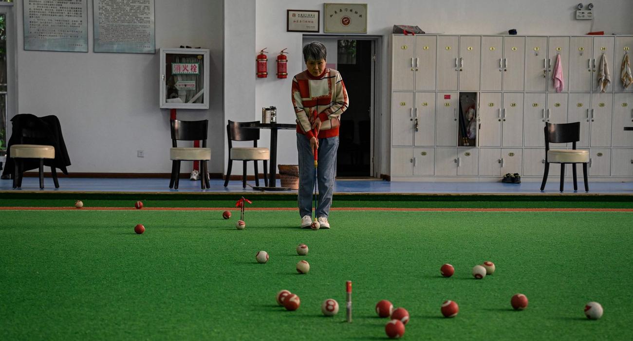 C’est l’heure du jeu de croquet pour les seniors dans les locaux de l’université.