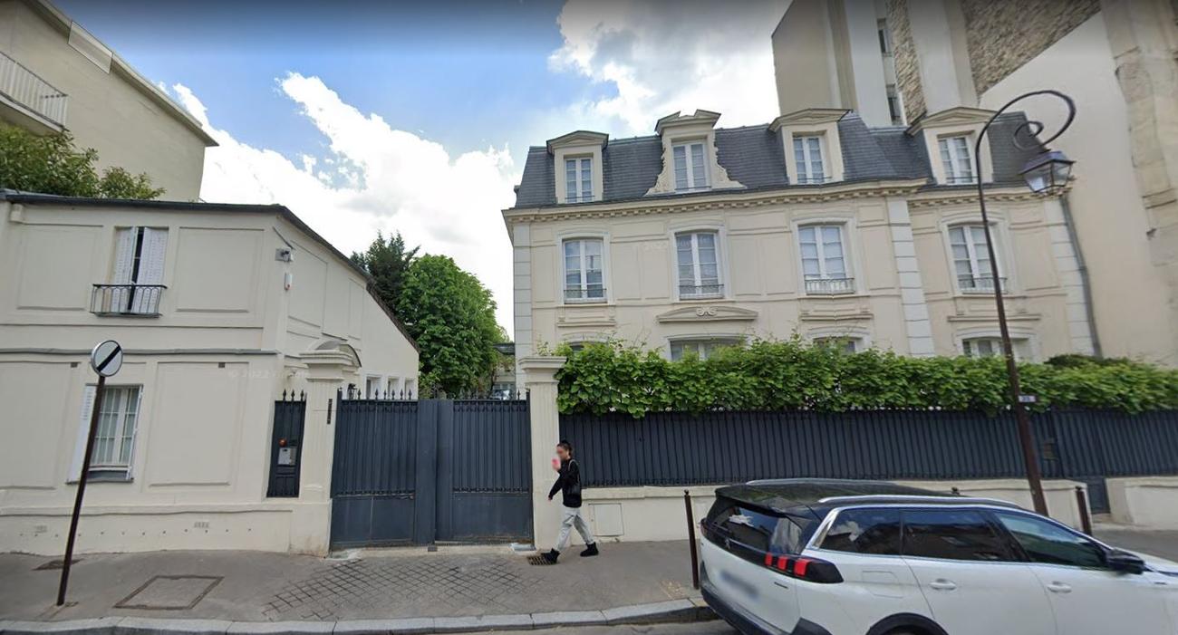 L’entrée vers l’hôtel particulier concerné, rue du Bois de Boulogne, à Neuilly-sur-Seine.