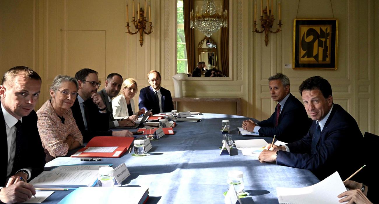 Geoffroy Roux de Bézieux (au centre, à droite), président du Medef, face à Élisabeth Borne, première ministre.