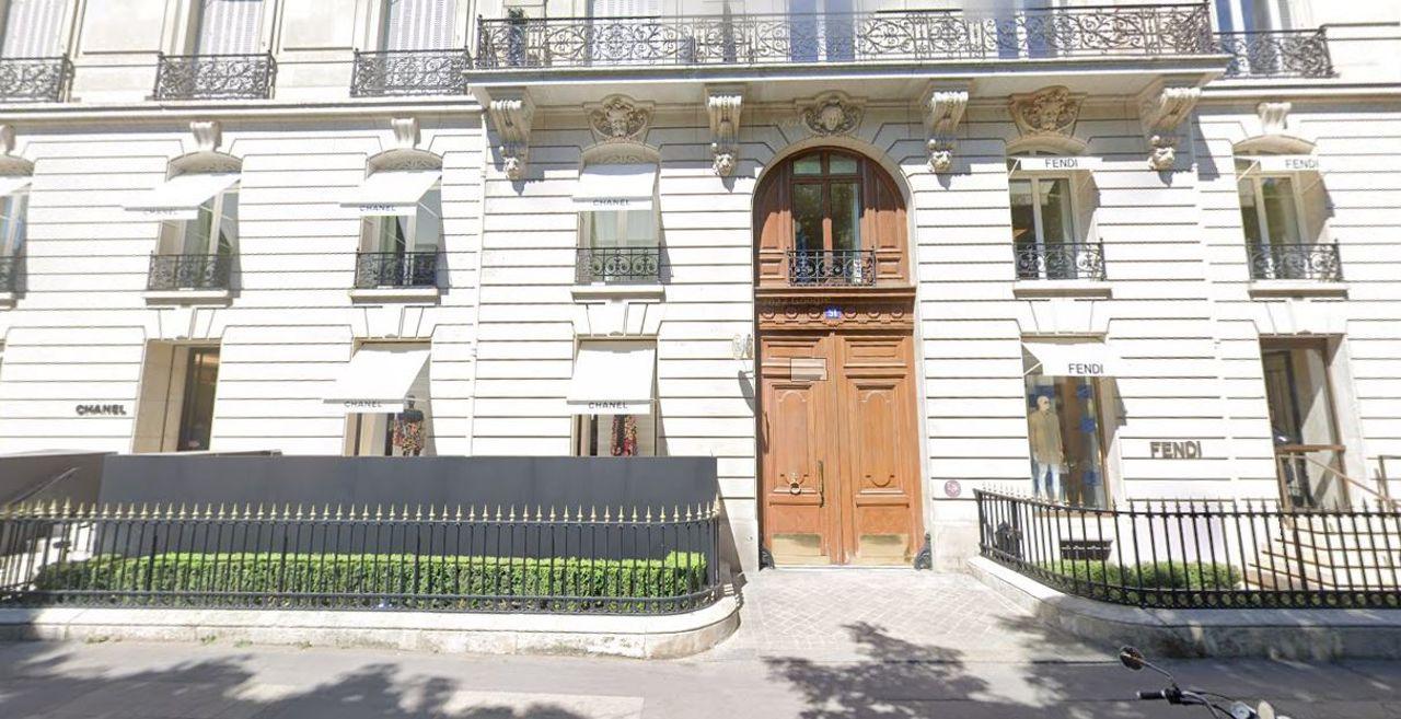 L’appartement mis aux enchères, se trouve dans cet immeuble, situé avenue Montaigne (Paris 8e).