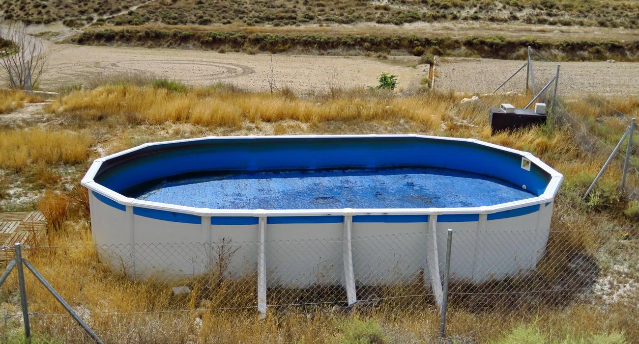 La piscine de Daniel n’est pas enterrée mais seulement posée sur une dalle en béton sans y avoir été fixée.