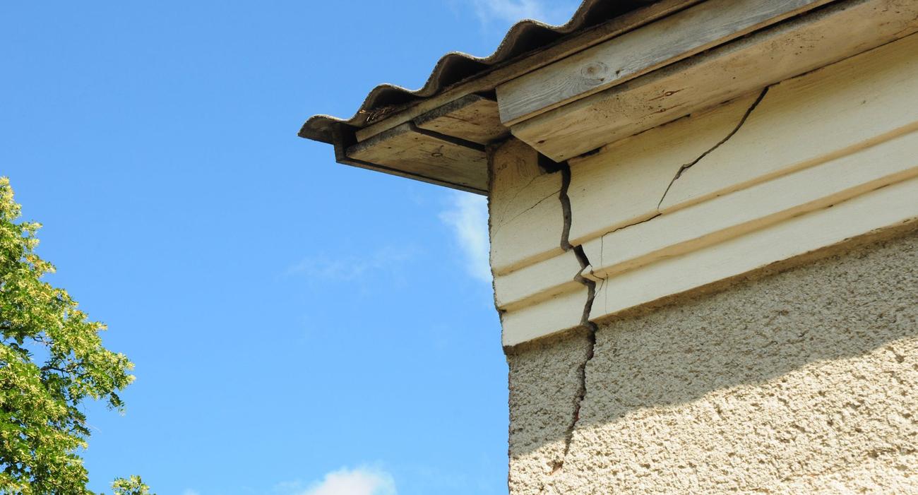 Plus de 10 millions de maisons, en France, sont menacées par le risque de fissures.
